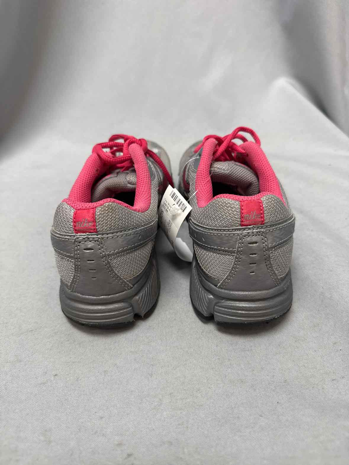 NIKE SIZE 7 Ladies SHOES
