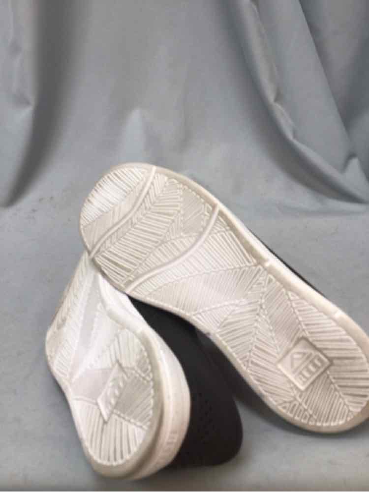 REEF SIZE 7 Ladies SHOES