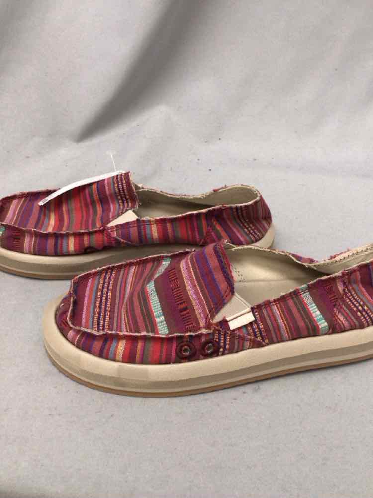 SANUK SIZE 7 Ladies SHOES