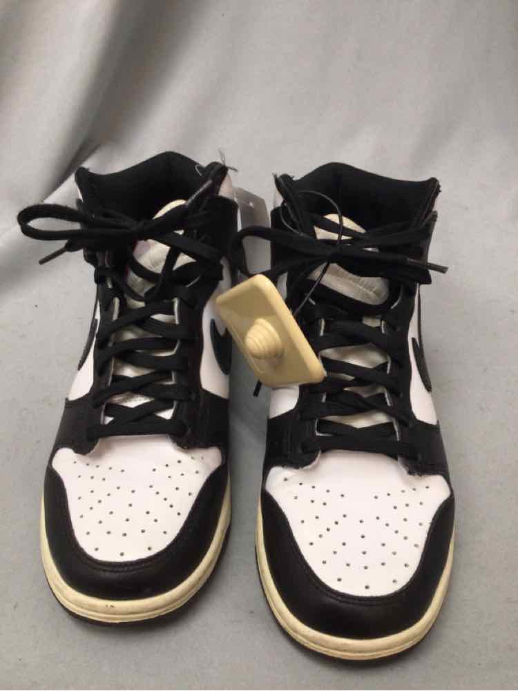 NIKE SIZE 8 1/2 Ladies SHOES