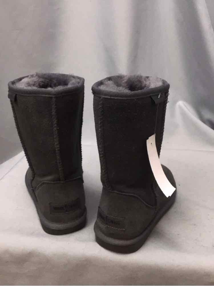 MINNETONKA SIZE 8 Ladies SHOES