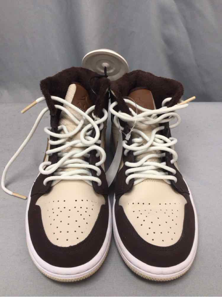 NIKE SIZE 7 Ladies SHOES