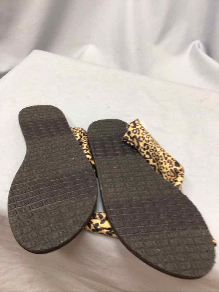 SANUK SIZE 7 Ladies SHOES