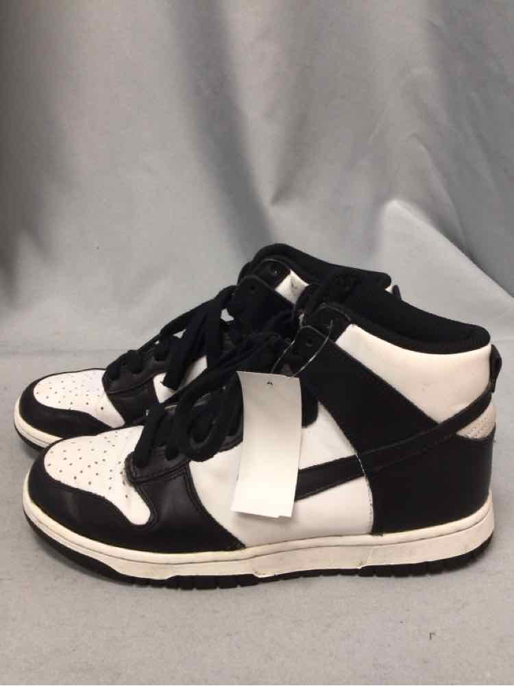 NIKE SIZE 8 Ladies SHOES