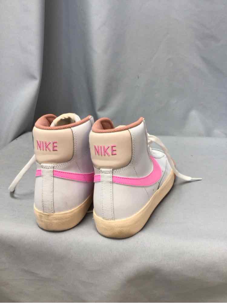 NIKE SIZE 7 Ladies SHOES