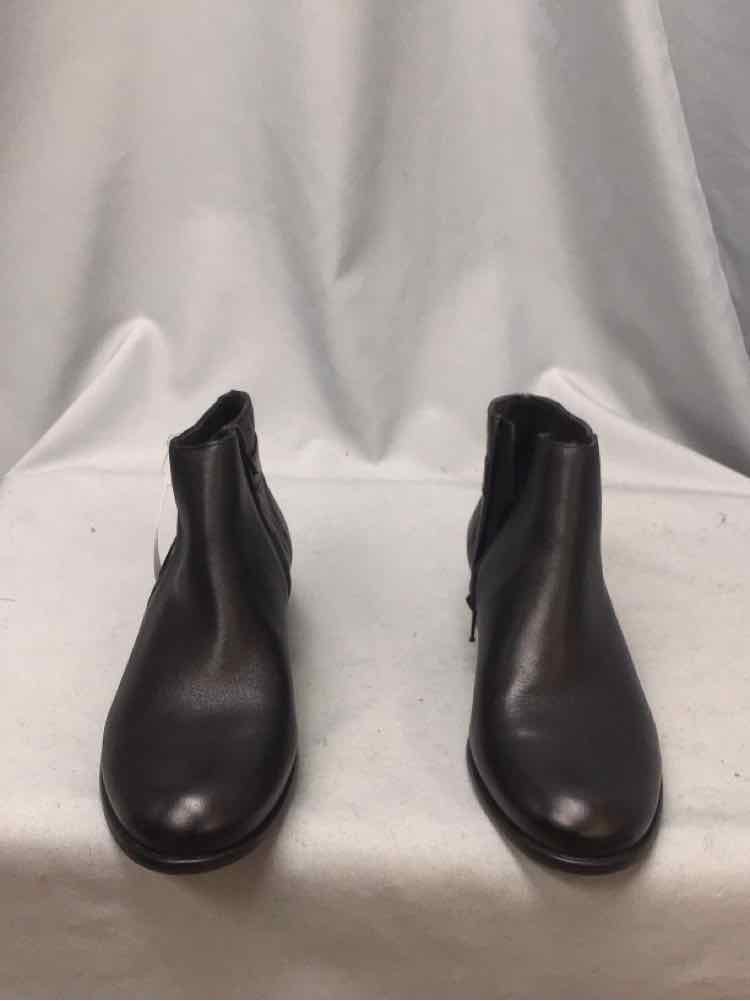 MUNRO SIZE 8 1/2 Ladies SHOES