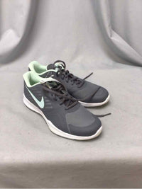 NIKE SIZE 8 Ladies SHOES