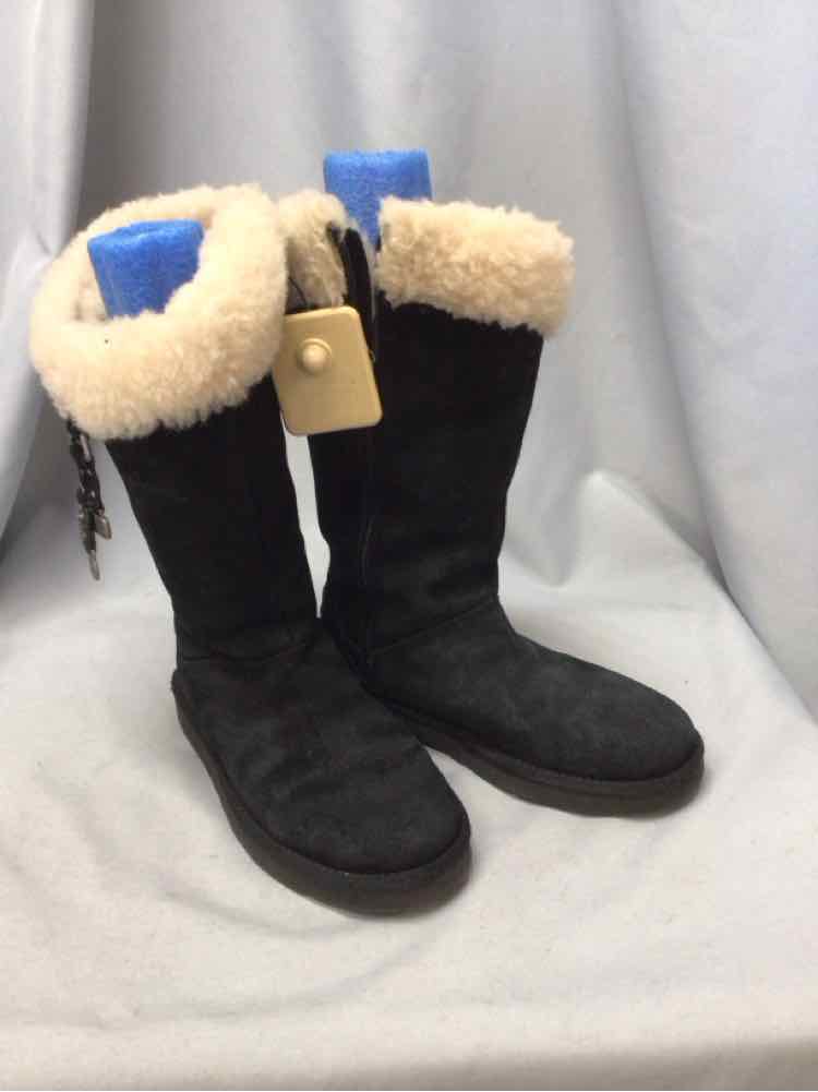 UGG SIZE 8 Ladies SHOES