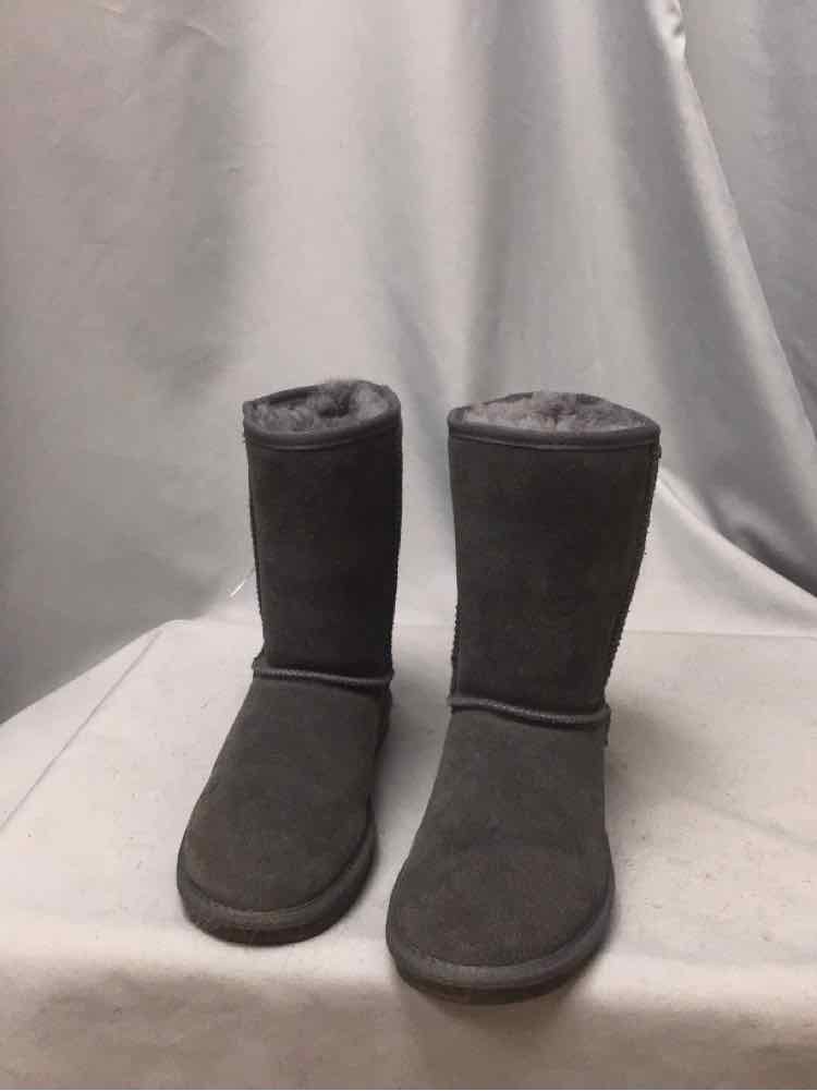 MINNETONKA SIZE 8 Ladies SHOES
