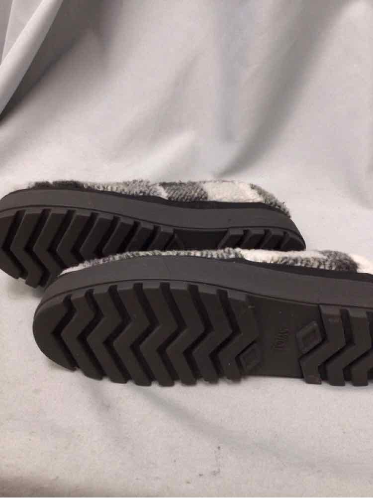 TOMS SIZE 9 1/2 Ladies SHOES