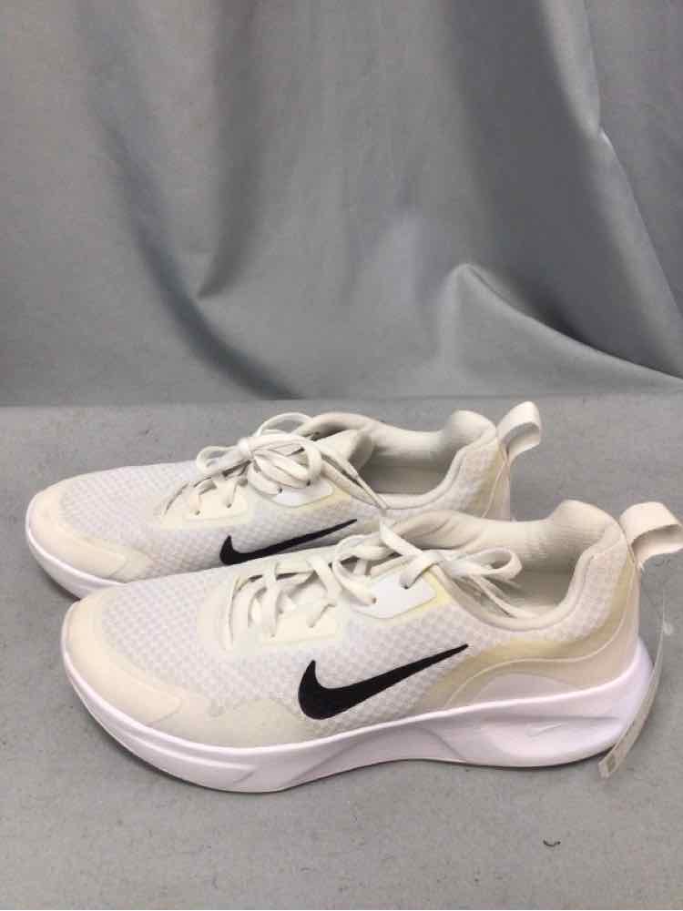 NIKE SIZE 7 1/2 Ladies SHOES