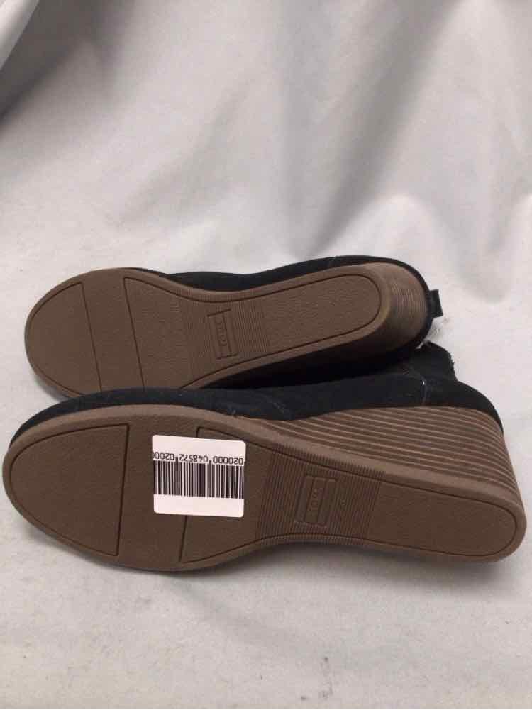 TOMS SIZE 9 Ladies SHOES