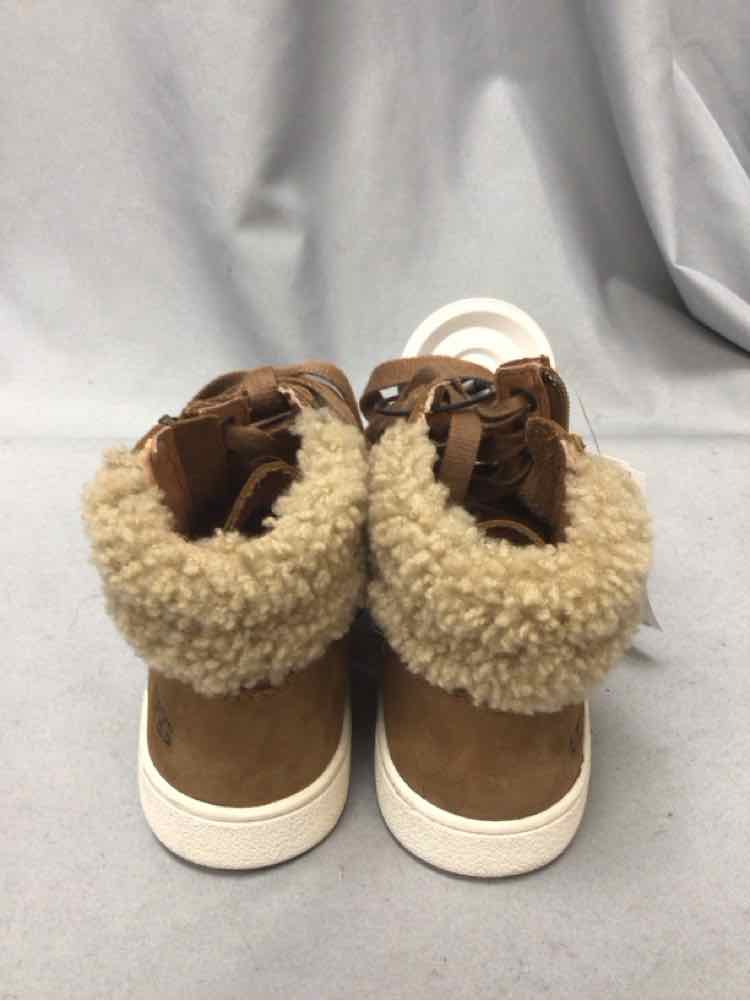 UGG SIZE 6 1/2 Ladies SHOES