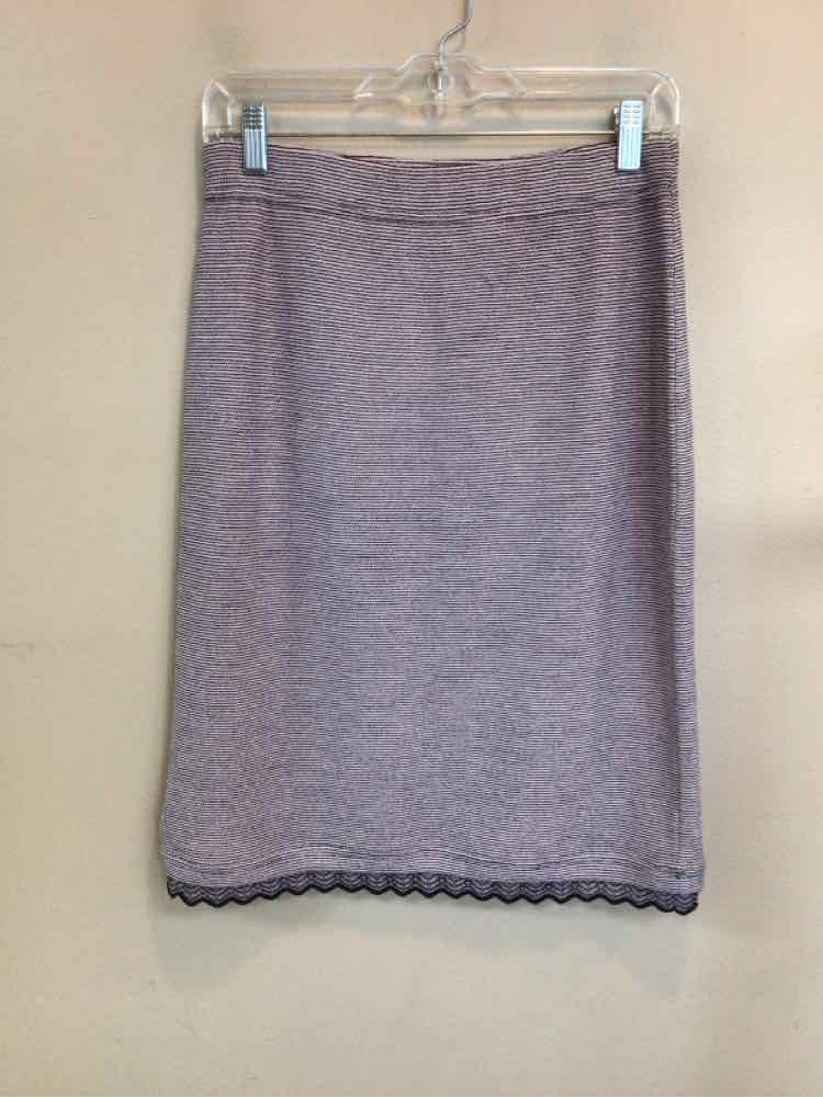 ST. JOHN SIZE 4 Ladies SKIRT