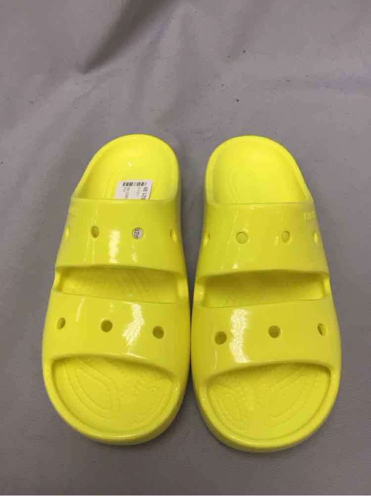 CROCS SIZE 6 Ladies SHOES