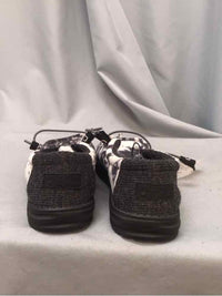SIZE 9 HEY DUDE Men's SHOES