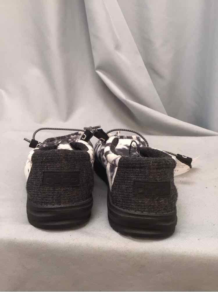 SIZE 9 HEY DUDE Men's SHOES