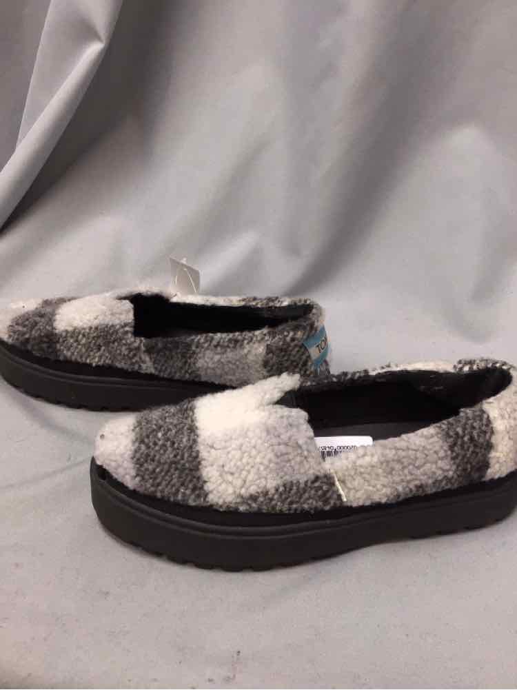 TOMS SIZE 9 1/2 Ladies SHOES