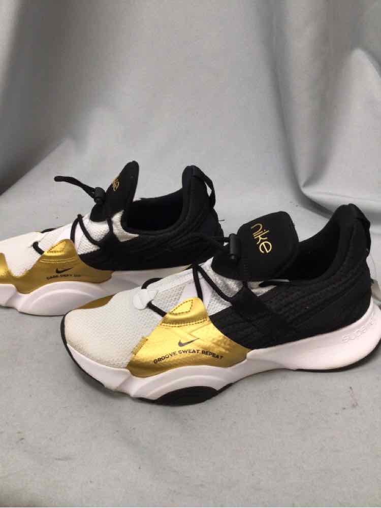 NIKE SIZE 10 Ladies SHOES