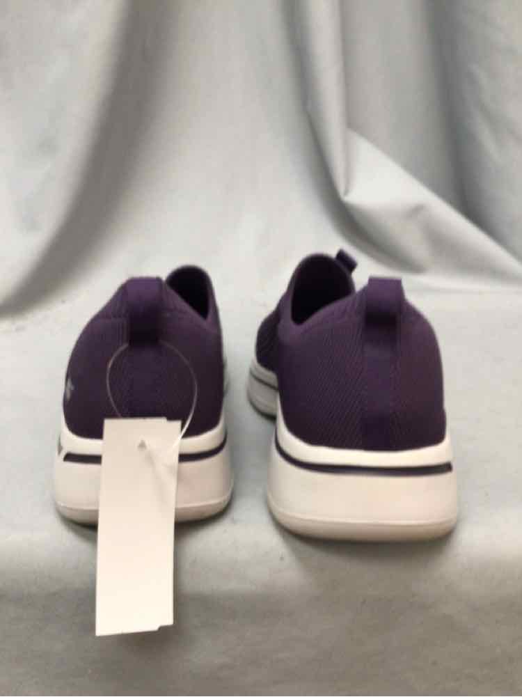 SKECHERS SIZE 7 1/2 Ladies SHOES