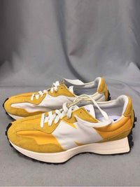 NEW BALANCE SIZE 8 1/2 Ladies SHOES
