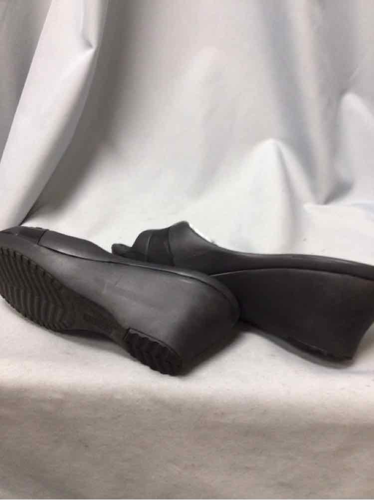 CROCS SIZE 11 Ladies SHOES
