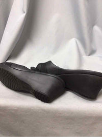 CROCS SIZE 11 Ladies SHOES
