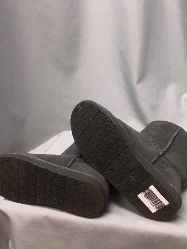 MINNETONKA SIZE 8 Ladies SHOES
