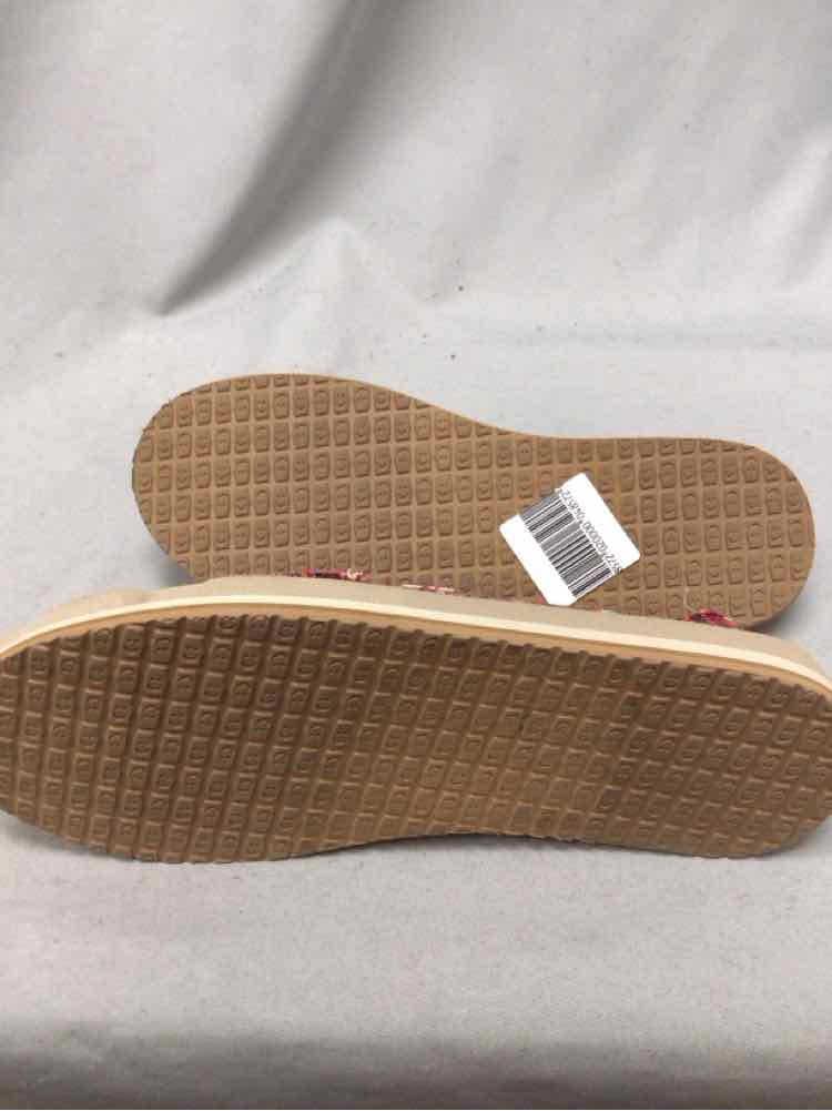 SANUK SIZE 7 Ladies SHOES