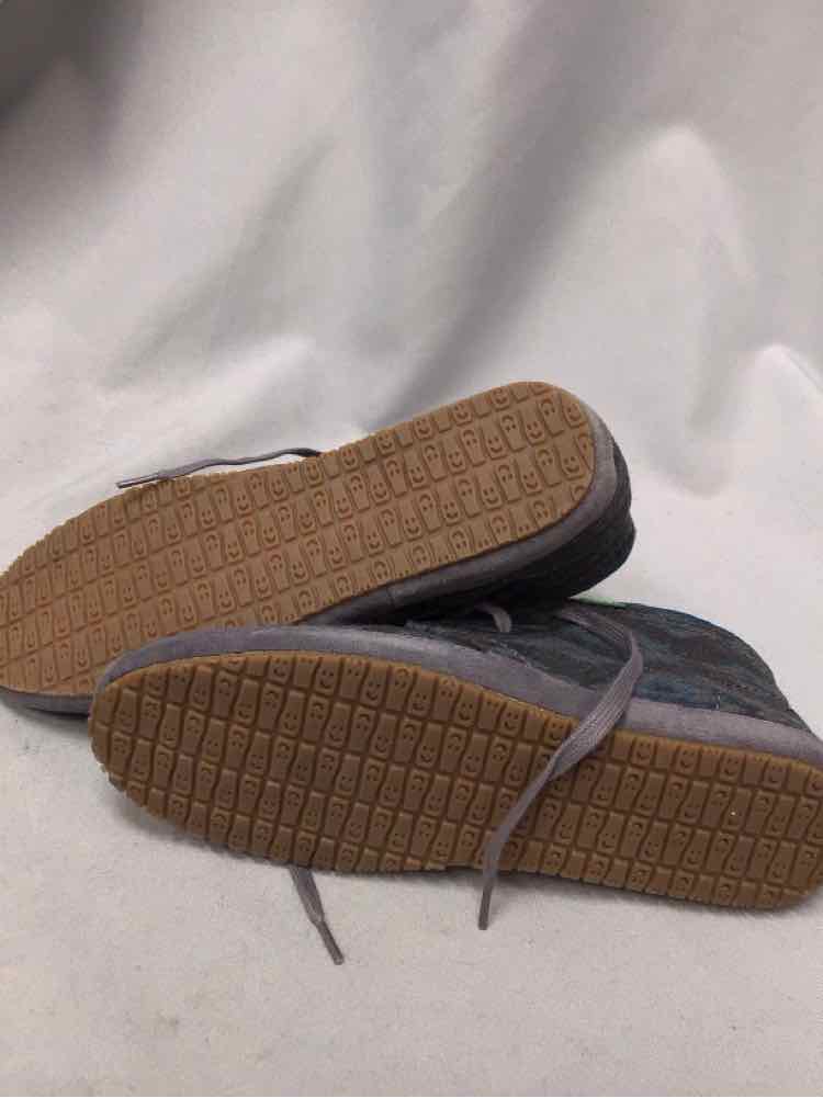 SANUK SIZE 7 Ladies SHOES