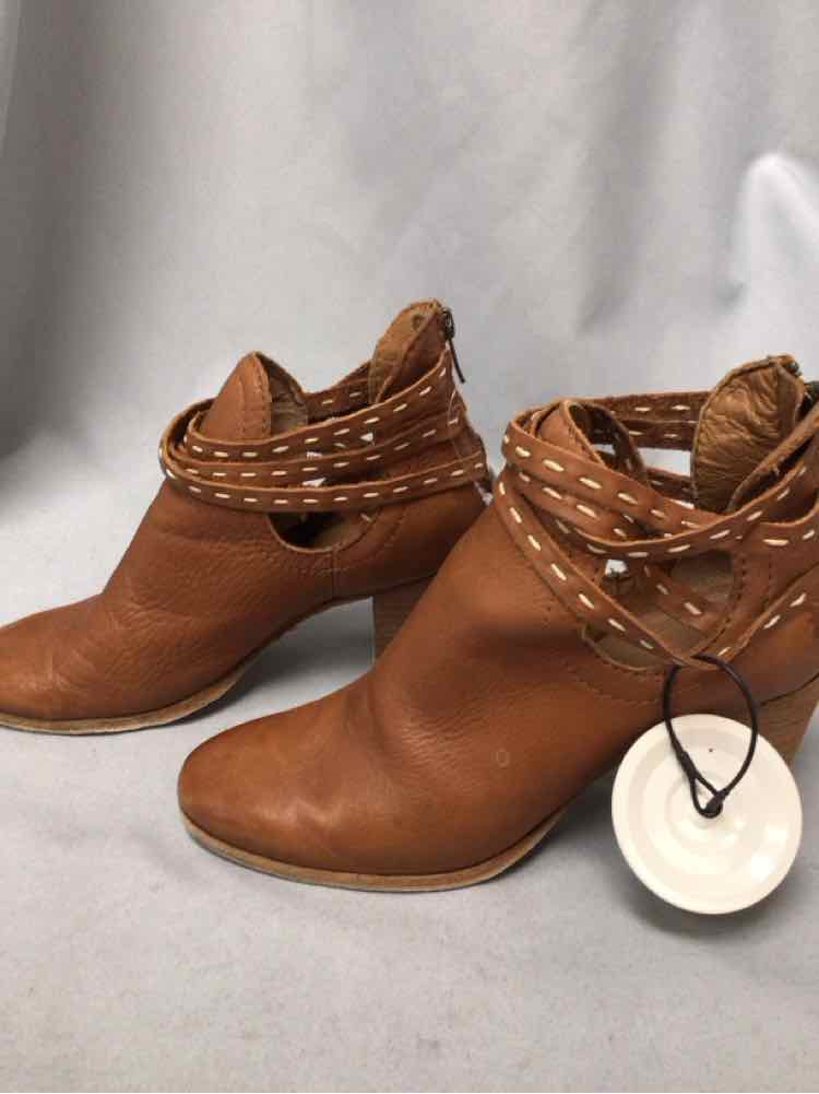 FRYE SIZE 7 1/2 Ladies SHOES