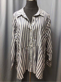 TORRID SIZE 4 X Ladies BLOUSE