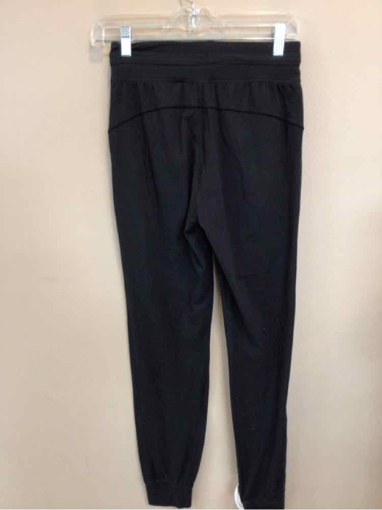 LULULEMON SIZE 4 Ladies EXERCISE