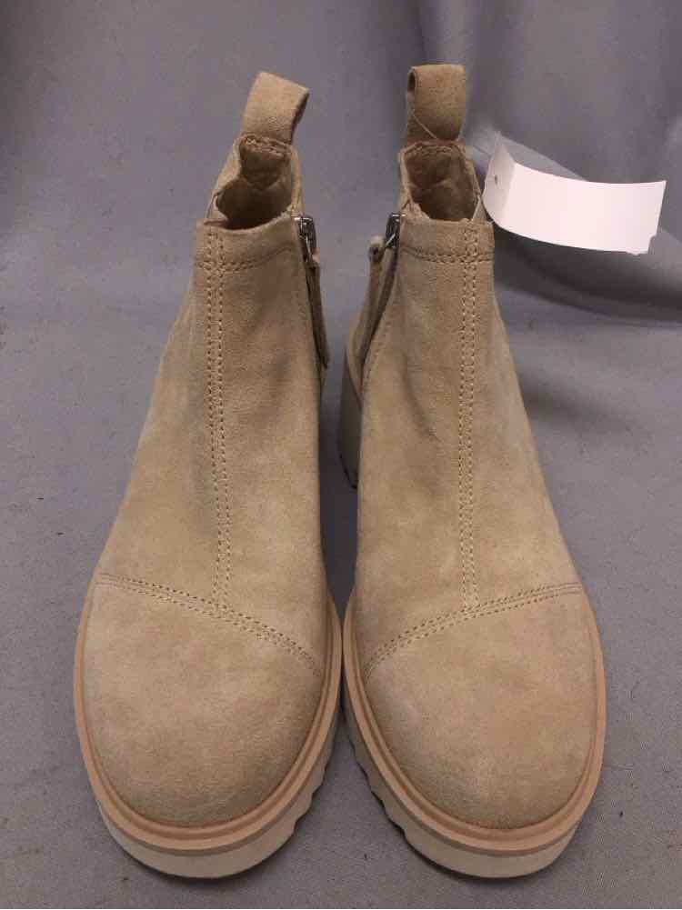 TOMS SIZE 6 1/2 Ladies SHOES