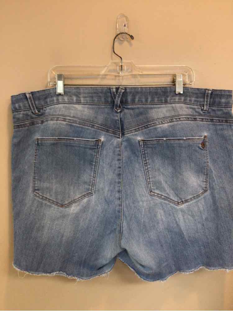 DEMOCRACY SIZE 22 Ladies SHORTS