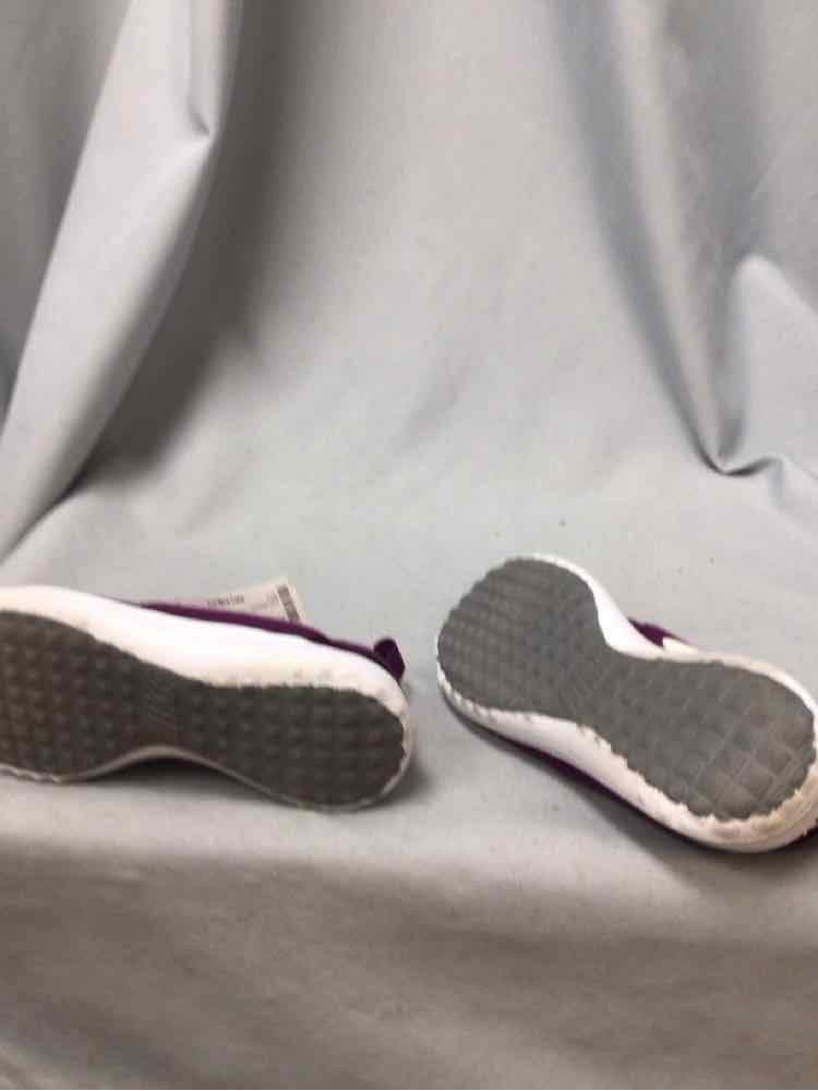 NIKE SIZE 6 Ladies SHOES