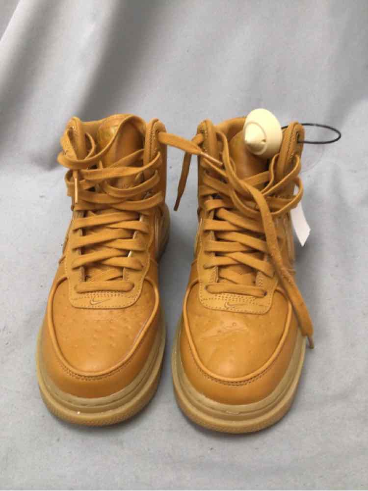 NIKE SIZE 8 1/2 Ladies SHOES