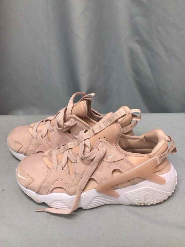NIKE SIZE 9 1/2 Ladies SHOES