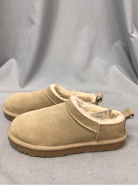 UGG SIZE 6 Ladies SHOES