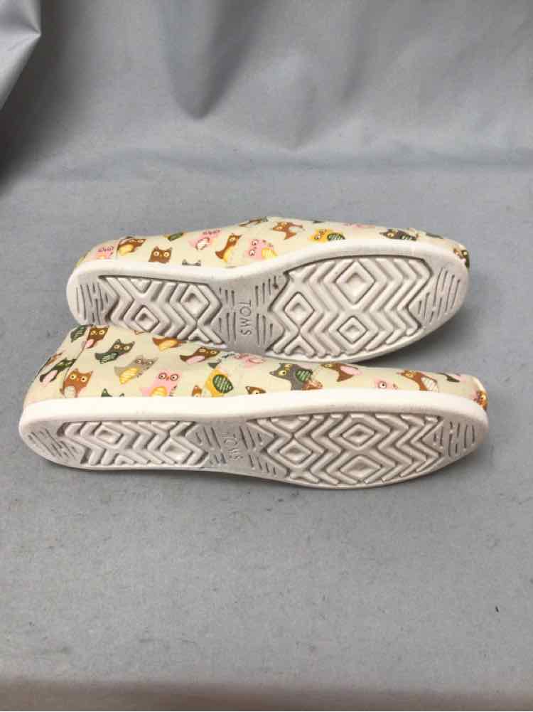 TOMS SIZE 8 Ladies SHOES