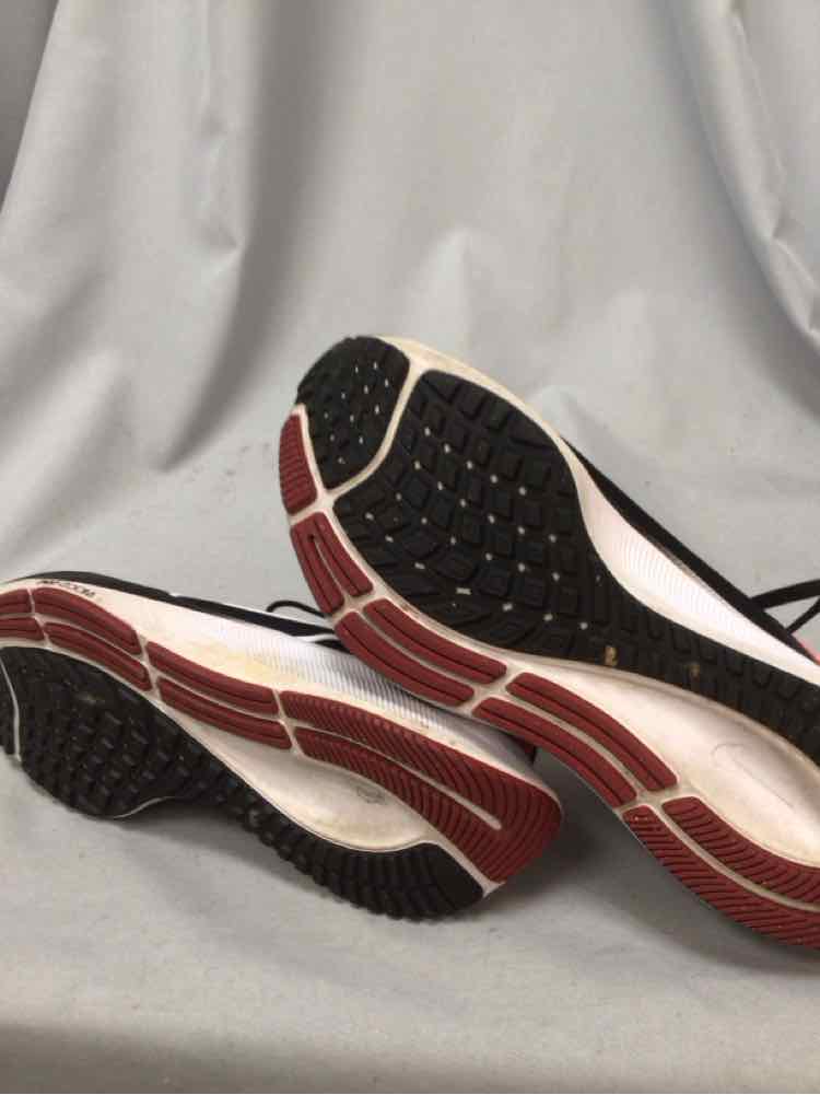 NIKE SIZE 9 Ladies SHOES