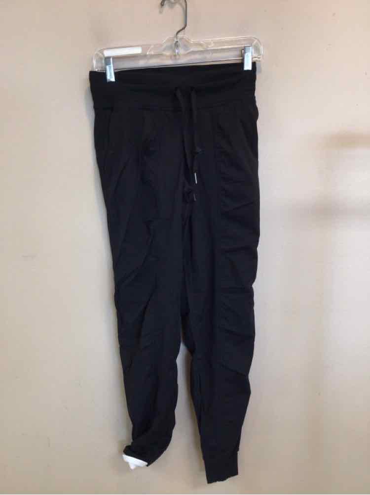 LULULEMON SIZE 4 Ladies EXERCISE