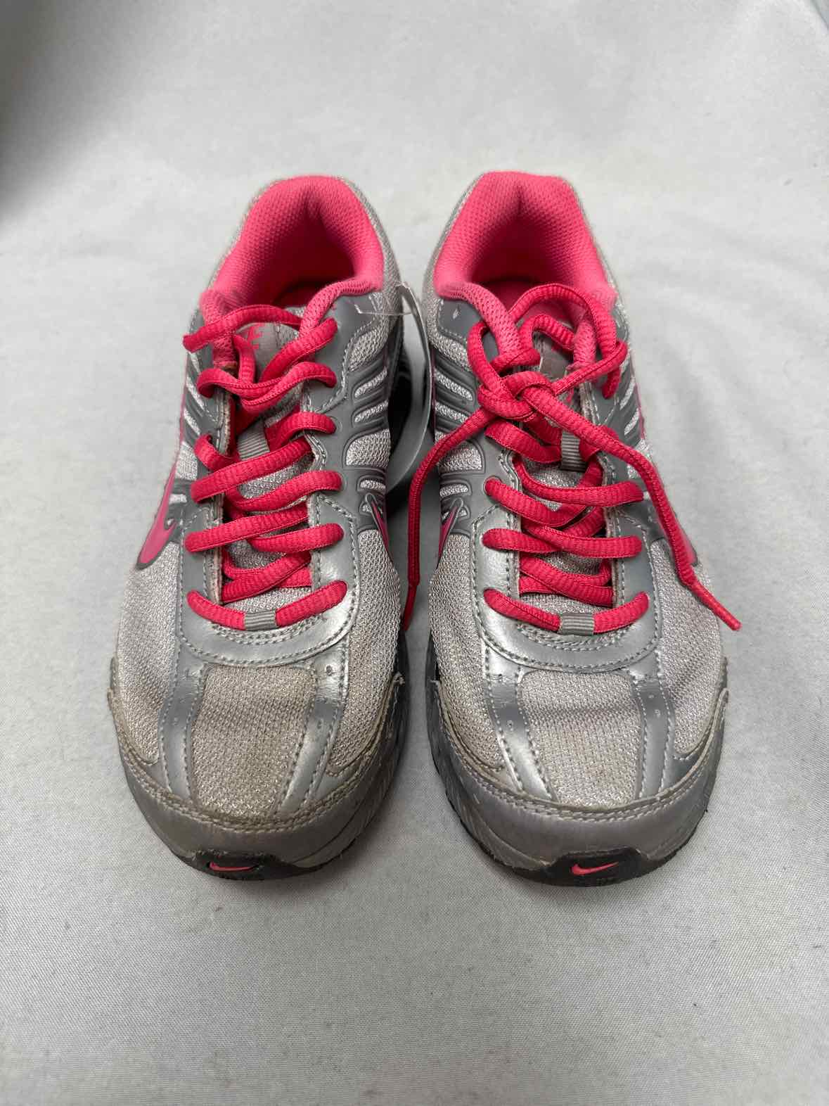 NIKE SIZE 7 Ladies SHOES