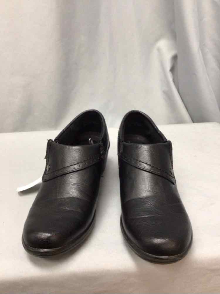 EASY STREET SIZE 8 1/2 Ladies SHOES