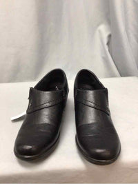 EASY STREET SIZE 8 1/2 Ladies SHOES