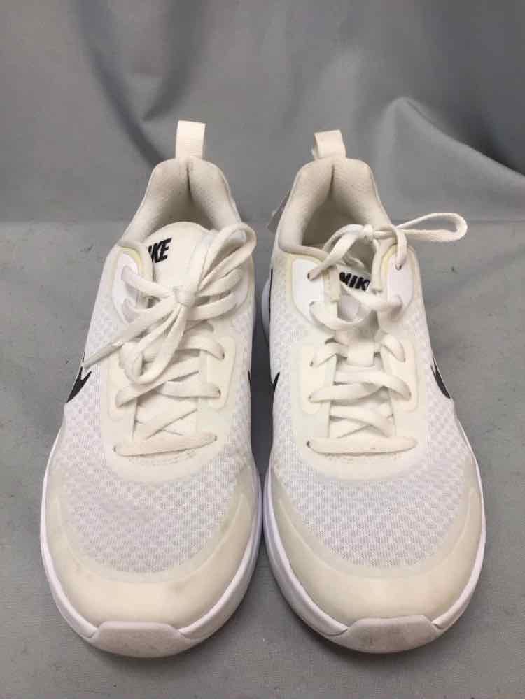 NIKE SIZE 7 1/2 Ladies SHOES