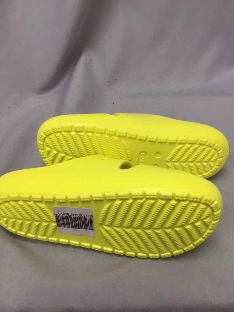 CROCS SIZE 6 Ladies SHOES