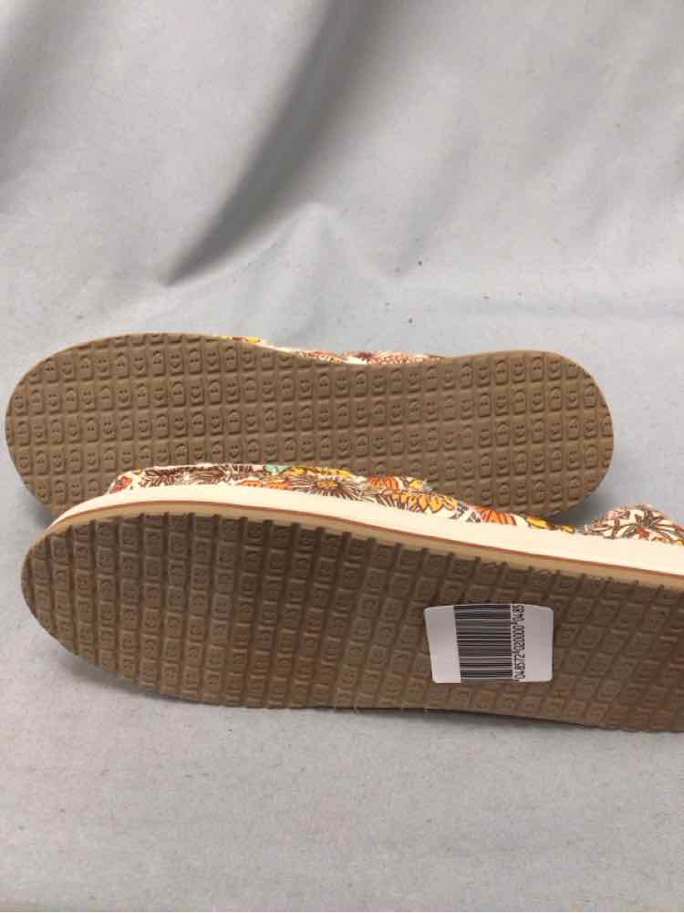 SANUK SIZE 7 Ladies SHOES