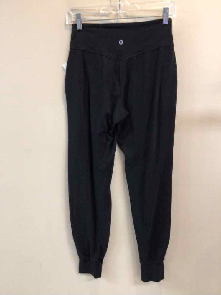 LULULEMON SIZE 6 Ladies EXERCISE