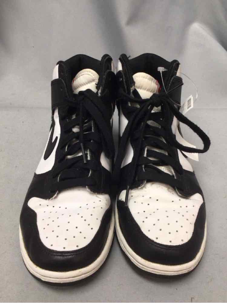 NIKE SIZE 8 Ladies SHOES